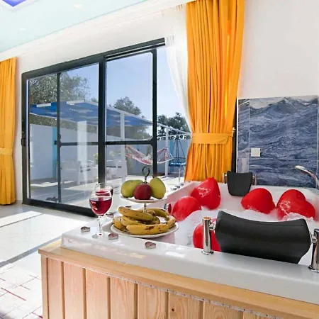 Uezuemlue 1 Bedroom Secluded With Private Pool Hot Tub Villa