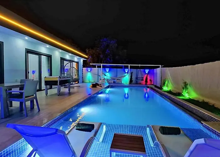 Uezuemlue 1 Bedroom Secluded With Private Pool Hot Tub ヴィラ カルカン