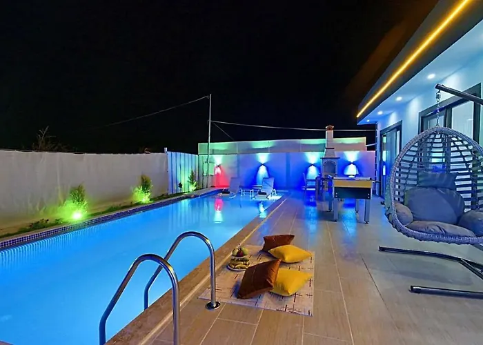 Uezuemlue 1 Bedroom Secluded With Private Pool Hot Tub ヴィラ